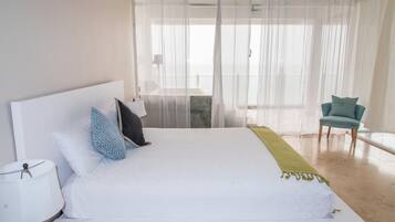 Penthouse With Breathtaking View | Tabla de planchar con plancha, wifi gratis y ropa de cama