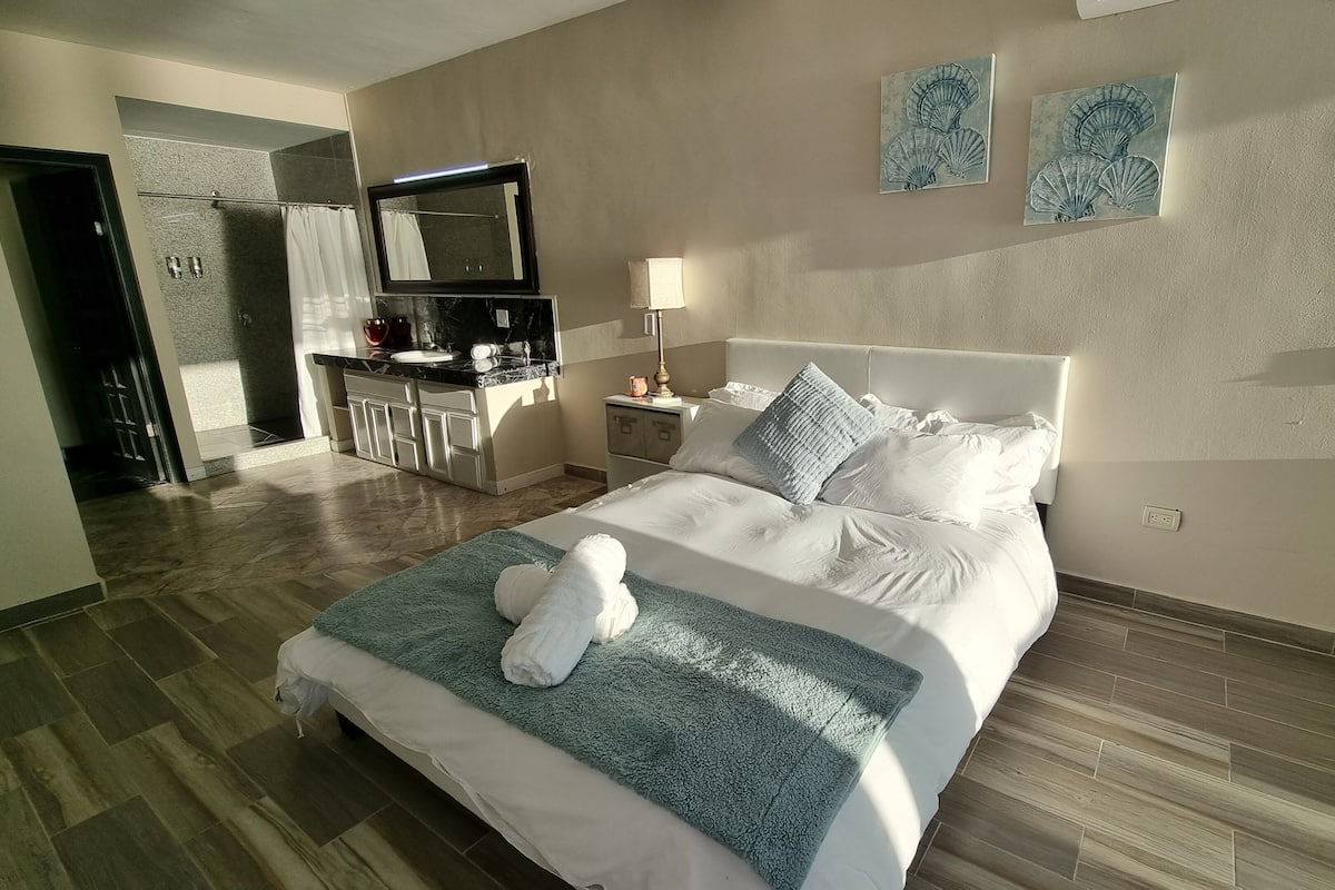 Marvelous View | Bathroom | Combined shower/tub, free toiletries, hair dryer, towels