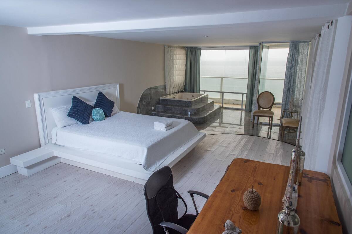 Penthouse With Ocean View  | Tabla de planchar con plancha, wifi gratis, ropa de cama