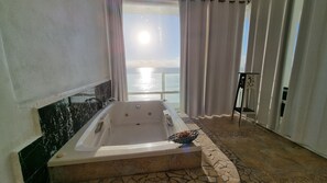 Spectacular View | Iron/ironing board, free WiFi, bed sheets