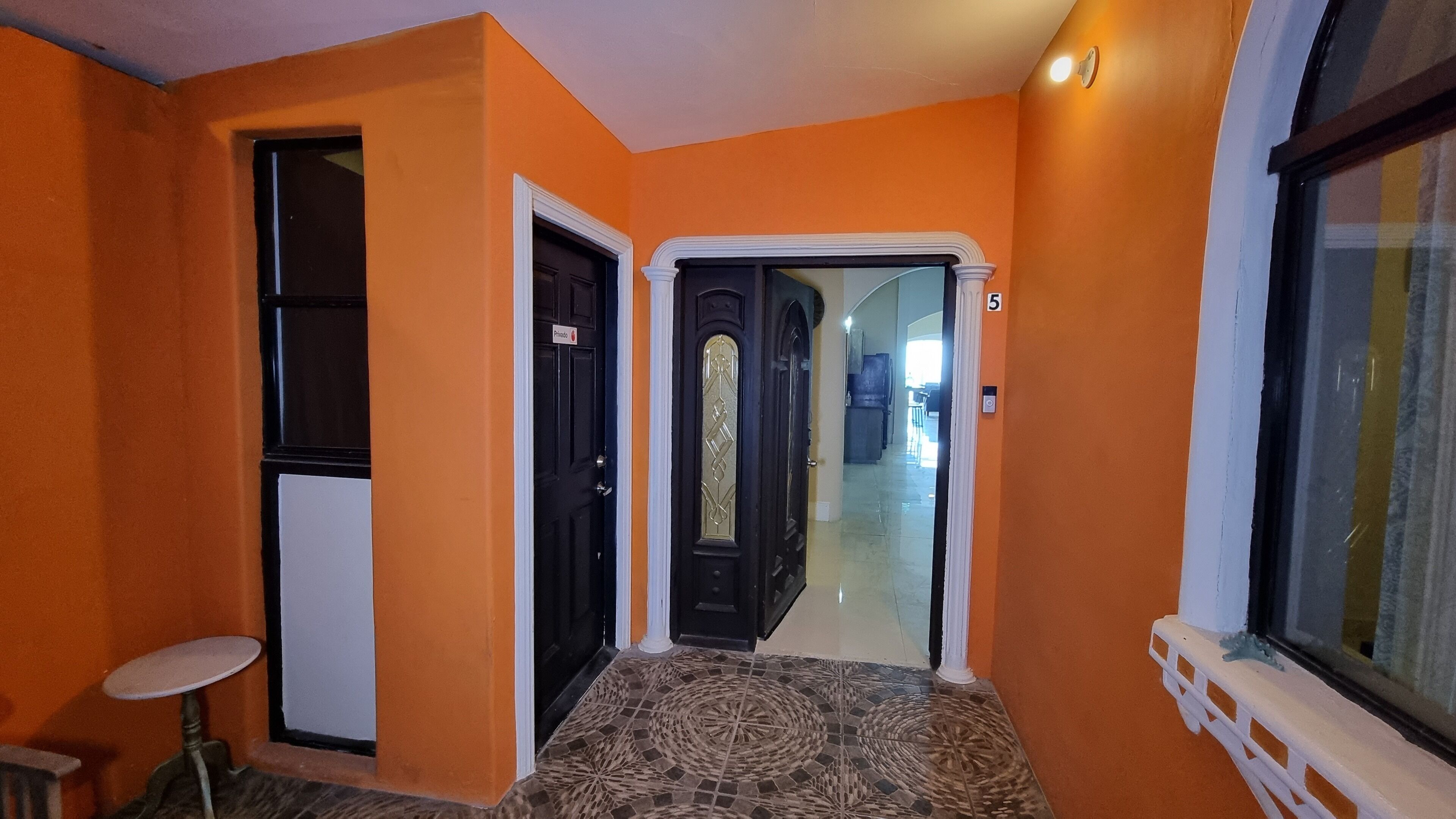 Vista frontal de la propiedad