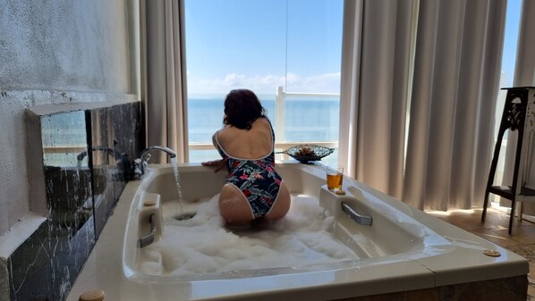 Tabla de planchar con plancha, wifi gratis y ropa de cama