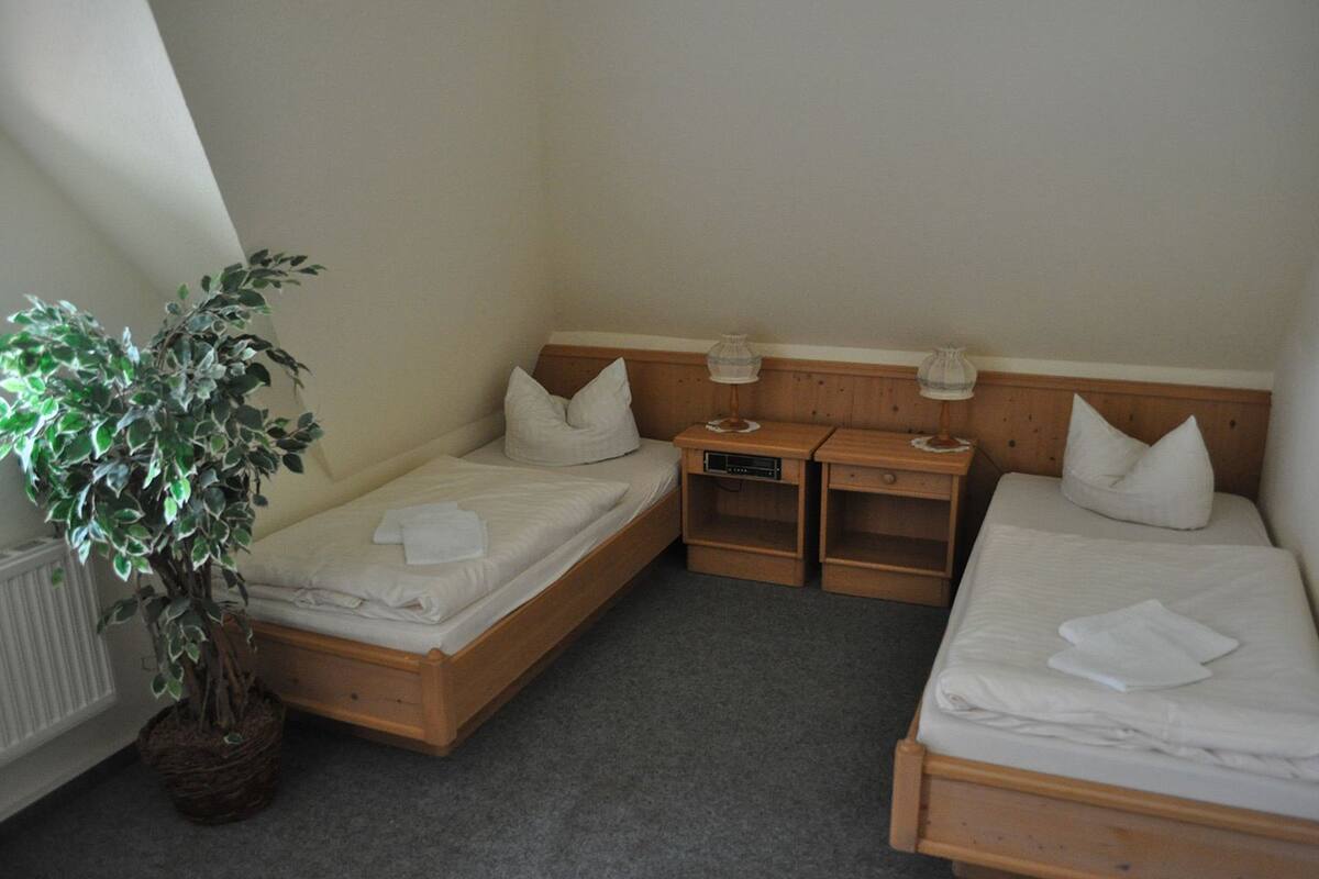 مكتب ومكواة/لوح كي وأسرّة أطفال/رضّع (مجانًا) وأسرّة قابلة للطي