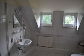 تجهيزات دش، مستلزمات مجانية للعناية الشخصية، مجففات شعر، مناشف