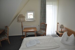 مكتب ومكواة/لوح كي وأسرّة أطفال/رضّع (مجانًا) وأسرّة قابلة للطي