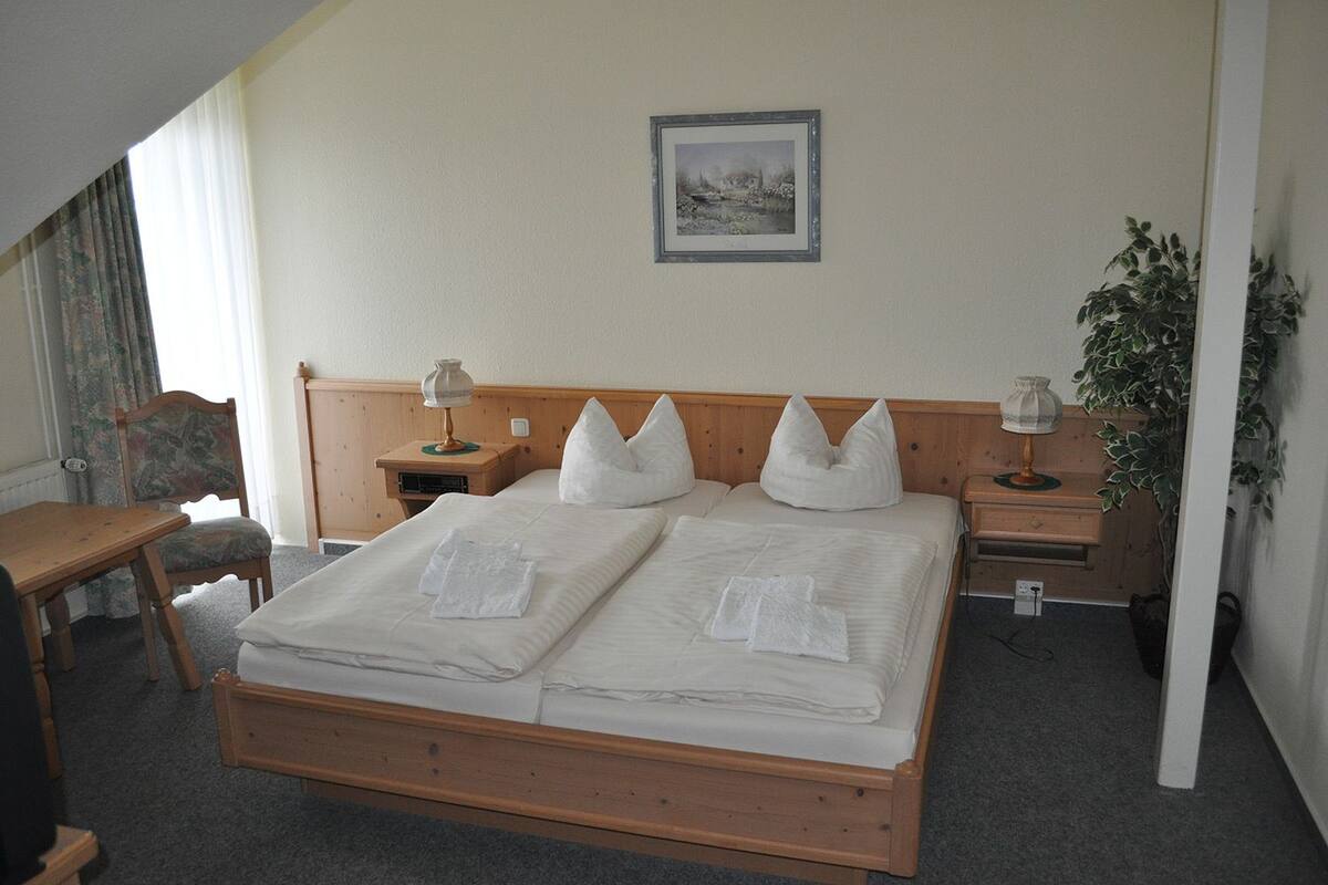 مكتب ومكواة/لوح كي وأسرّة أطفال/رضّع (مجانًا) وأسرّة قابلة للطي