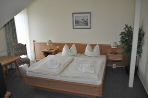 مكتب ومكواة/لوح كي وأسرّة أطفال/رضّع (مجانًا) وأسرّة قابلة للطي