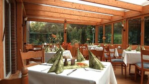 بوفيه فطور مجانًا يوميًا