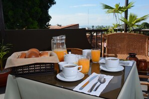 Free daily continental breakfast  - Hostal Casa Blanca (Tarapoto)