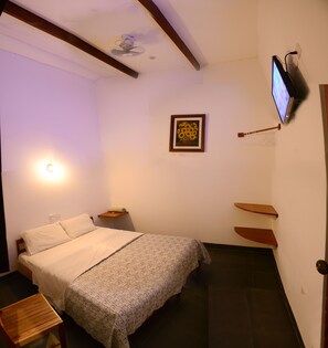 Basic Double Room, 1 Double Bed | Egyptian cotton sheets, in-room safe, free WiFi - Hostal Casa Blanca (Tarapoto)