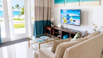 Villa, 2 letti queen, bagno privato, vista spiaggia | Area soggiorno | Smart TV, Netflix