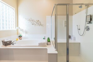 Secador de cabelo, toalhas de banho, sabonete, shampoo