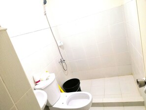 Dusche, Seife, Shampoo, Toilettenpapier