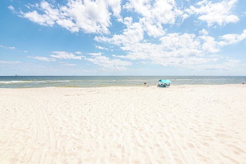 Ocean Gulf front Luxury w/Community Pool - Relaxing Retreat, great family rental