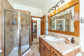 Een douche, een bubbelbad, een haardroger, handdoeken