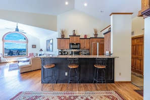 Frigorífico, microondas, horno y placa de cocina