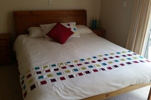 3 bedrooms, iron/ironing board, WiFi, bed sheets - Magical West Coast Retreat (Bethells Beach)