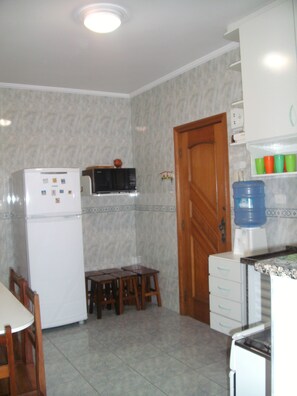 Jääkaappi, mikroaaltouuni, liesi, kahvin-/teenkeitin