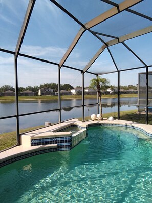 Utendørsbasseng og et oppvarmet basseng