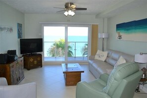 Una televisión, libros