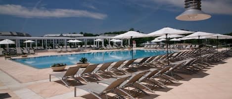 Inomhuspool och utomhuspool