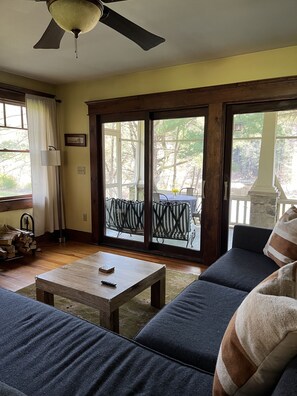 Smart TV, fireplace, books - Lehigh Lodge Waterfront- Feat. in Philadelphia Mag. Gorgeous private waterfall! (Blakeslee)