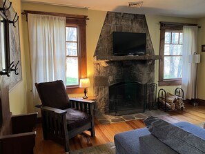 Smart-TV, Kamin, Bücher