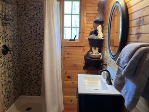 Dusche, Haartrockner, Handtücher, Seife