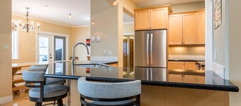 Located at the Silver Queen Chair, BBQ, Hot Tub, Laundry, Sauna - Ski In/Out!