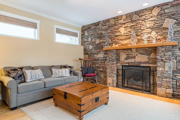 TV, fireplace