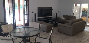 TV, DVD player, aparelho de som