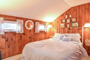 2 bedrooms, iron/ironing board, WiFi, bed sheets - Walk to Nauset Beach! (Orleans)