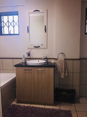 Bathroom - Beautiful studio located a walking distance from Dainfern Square! (Fourways, South Africa)