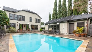 A two-story house with a swimming pool, outdoor seating, and tall trees. - Splashpad. Steps from downtown and dining, shops and Starbucks. Walkable (San Jose)