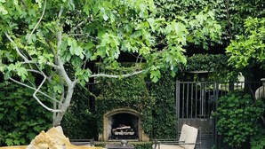 An outdoor patio with a pool, seating area, and a decorative fountain. - Splashpad. Steps from downtown and dining, shops and Starbucks. Walkable (San Jose)