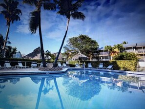 Una piscina al aire libre, una piscina climatizada