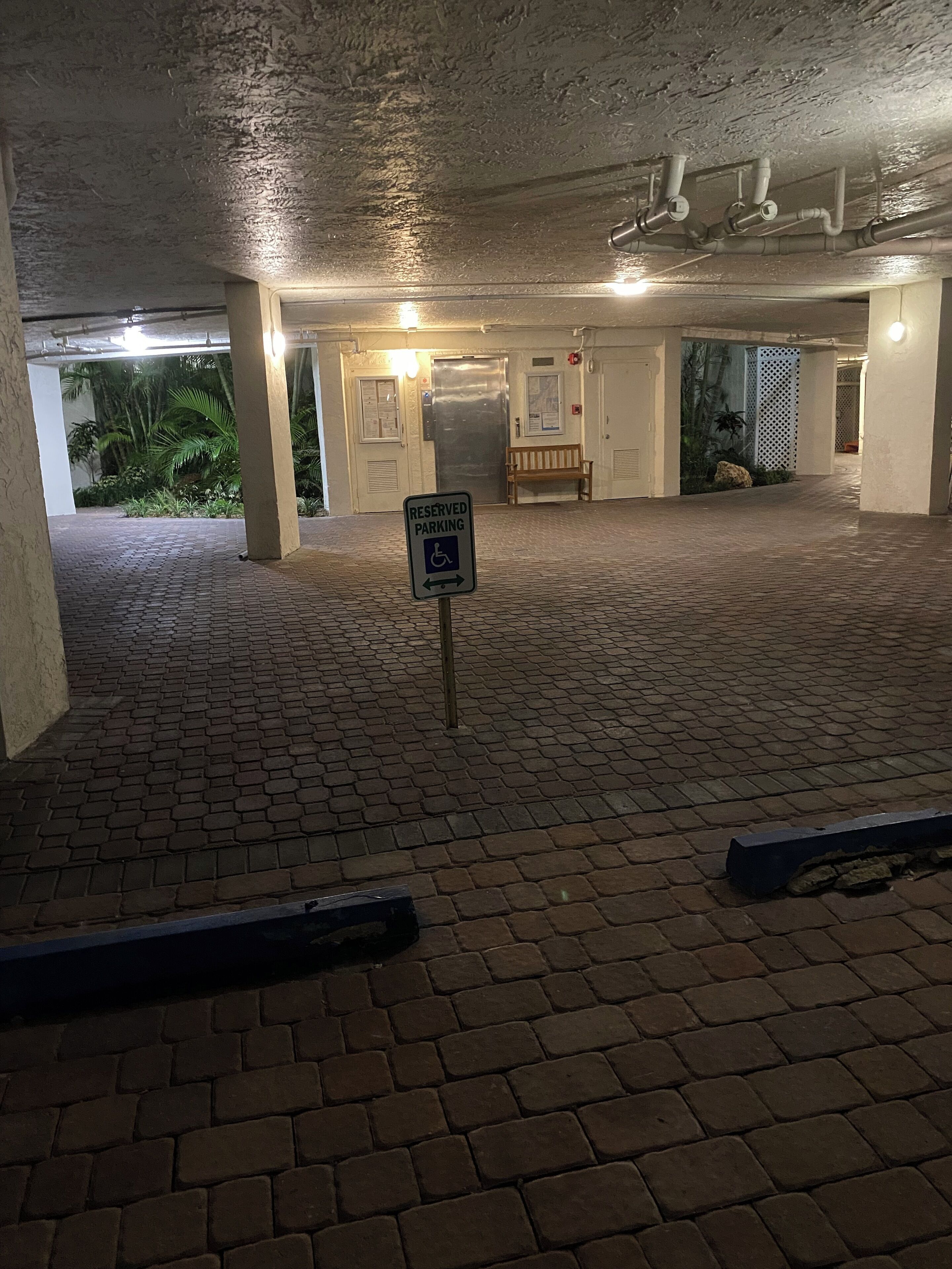 Ein Parkplatz mit einem Schild für reservierte Parkplätze.