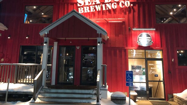 A red building with a sign reading "SEA DOG BREWING CO." - The Gecko Inn - Shopping, Santas Village, Skiing, Hot Tub, hikes, families, pets (North Conway)
