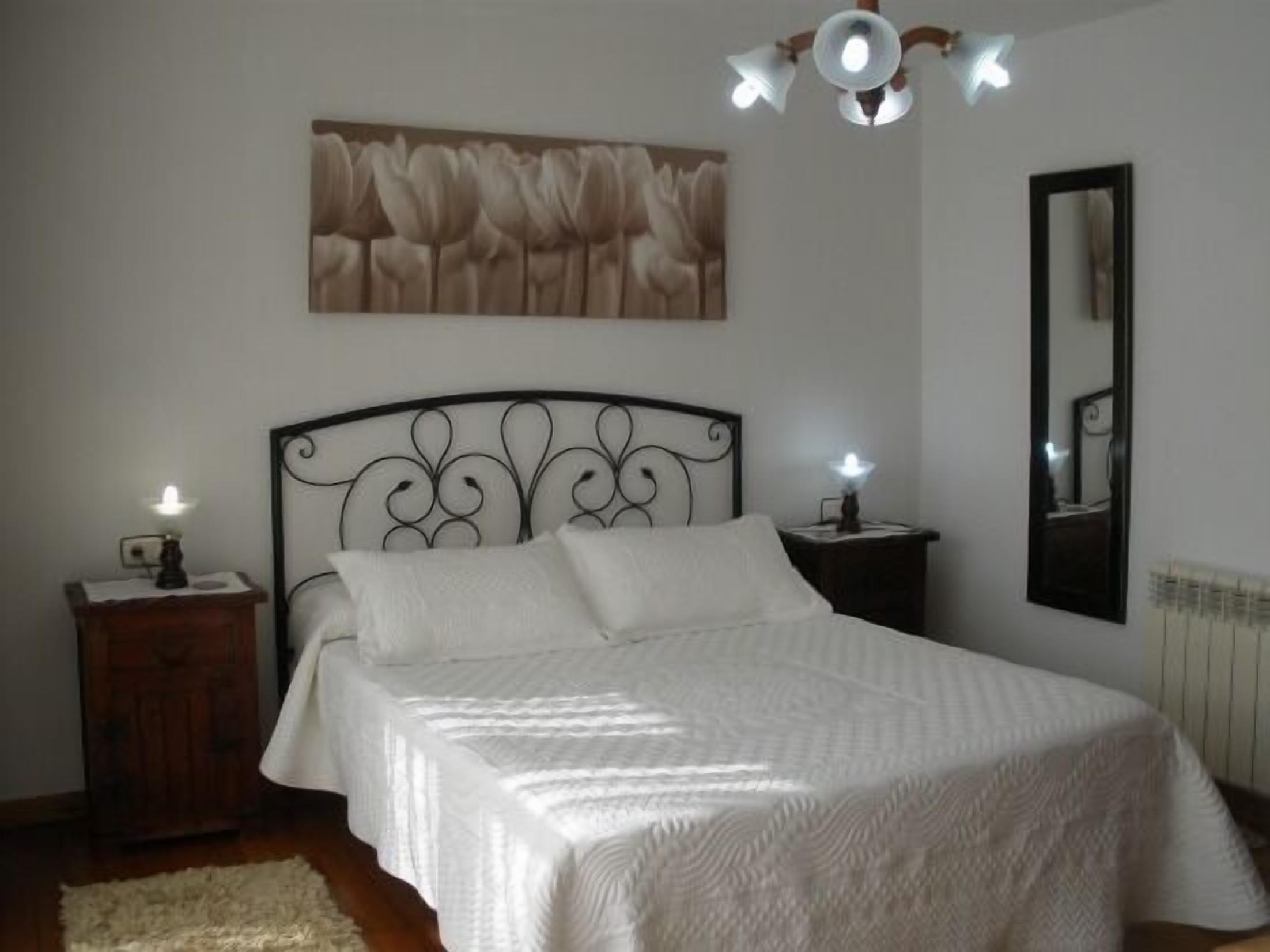 3 slaapkamers, een strijkplank/strijkijzer, reisbedje, wifi