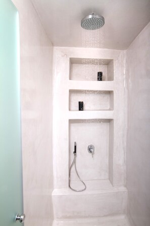 Séchoir à cheveux, serviettes fournies, savon, shampooing
