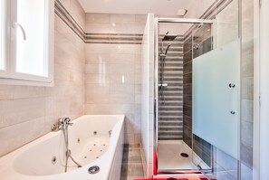 Baignoire, baignoire à remous, séchoir à cheveux, serviettes fournies