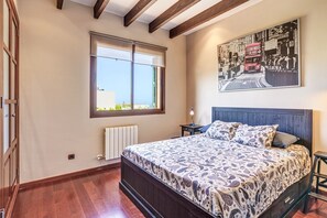 4 quartos, ferros/tábuas de passar roupa, berço de viagem, Wi-Fi