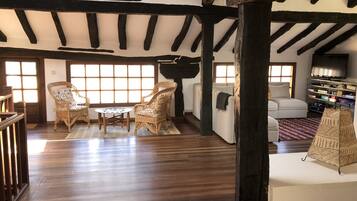 Televisie, een open haard, een dvd-speler en een tafeltennistafel