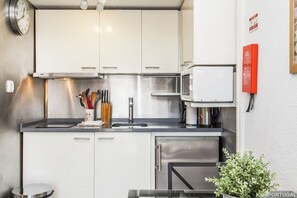 Refrigerador, microondas, cafetera y tetera y tetera eléctrica 