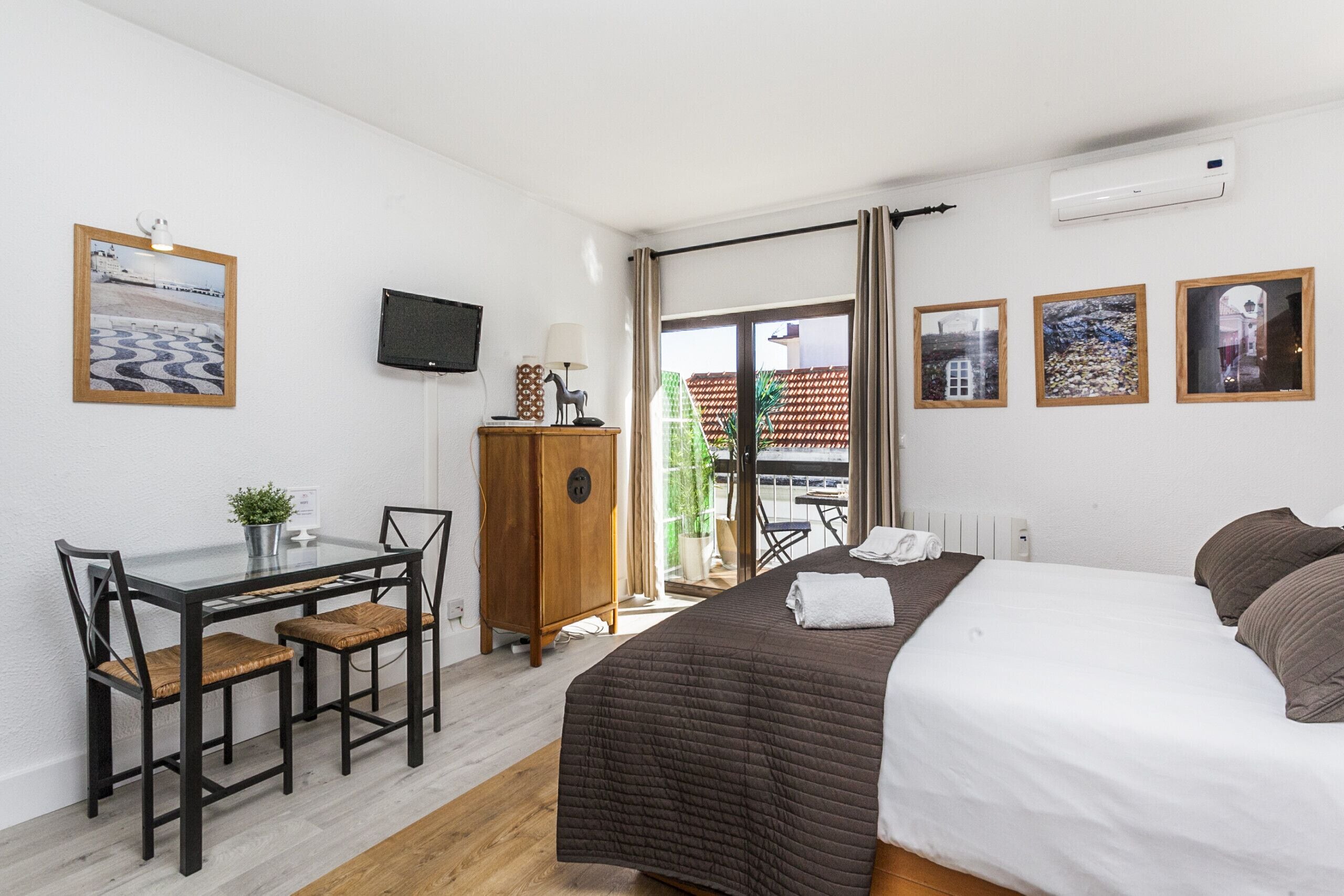 Tabla de planchar con plancha, wifi gratis y ropa de cama 