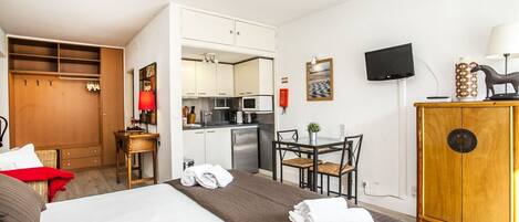 Fer et planche Ă repasser, accĂšs au Wi-Fi (inclus), literie fournie