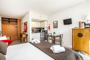 Tabla de planchar con plancha, wifi gratis y ropa de cama 