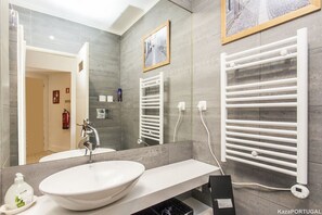 Regadera, secadora de cabello, toallas 