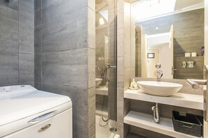 Dusche, Haartrockner, Handtücher
