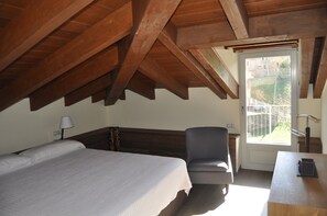 2 bedrooms, free WiFi, bed sheets - Rural apartment Casona la Sierra for 5 people (Cudillero)